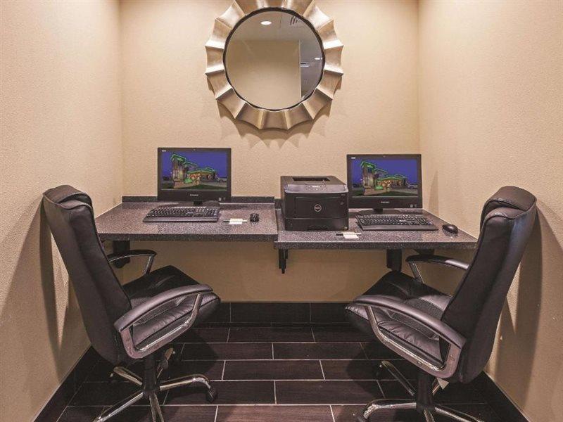 Hotel La Quinta By Wyndham - Msu Area 3*